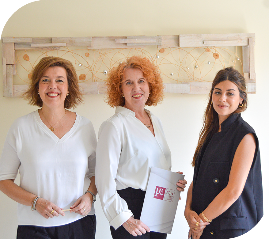 Pilar Ramos, psicóloga en Zaragoza, posando